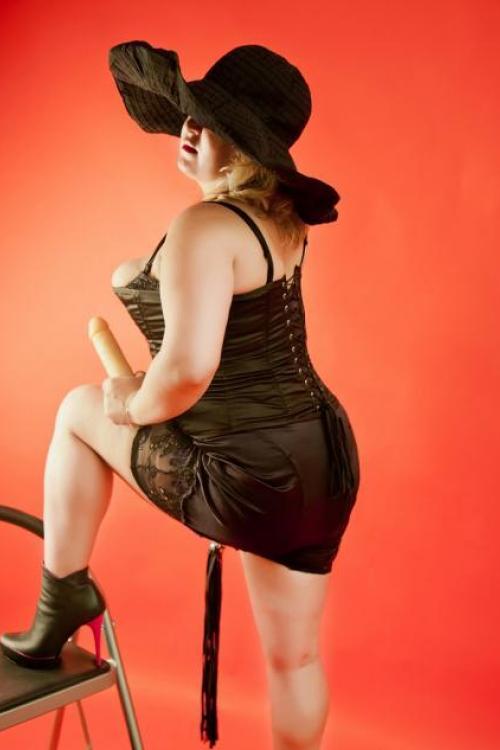 Проститутка и Индивидуалка Ксения у метро Комендантский проспект в Питере