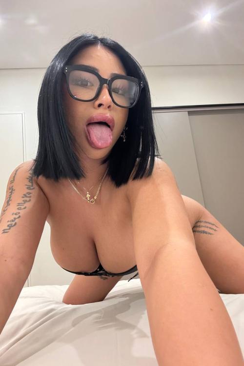 Проститутка и Индивидуалка Лейла у метро Комендантский проспект в Питере