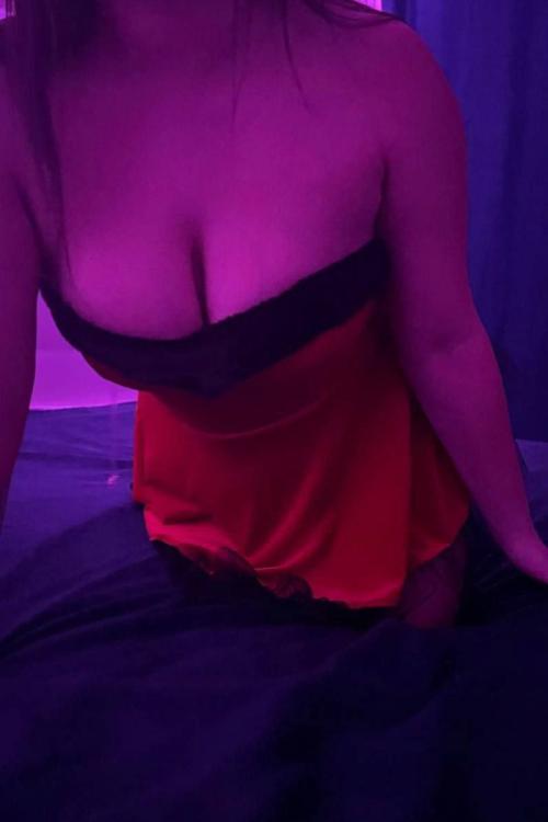 Проститутка Жанна и Мила у метро Комендантский проспект в Питере