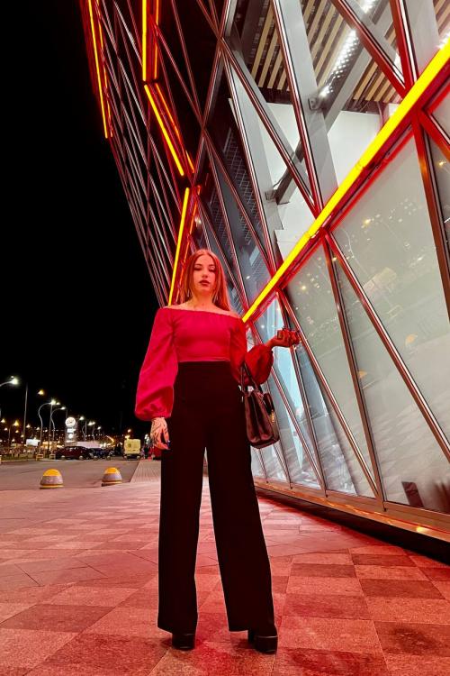 Проститутка и Индивидуалка Виктория у метро Площадь Восстания в Питере