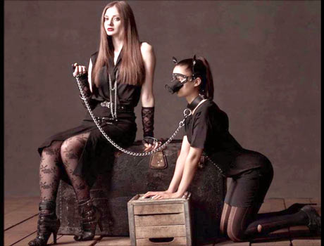 Госпожа и рабыня Две девушки практикуют интимные БДСМ игры